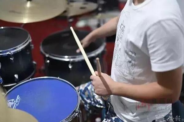 男孩数学只考20分却被美国名校录取 方正天的鼓手梦