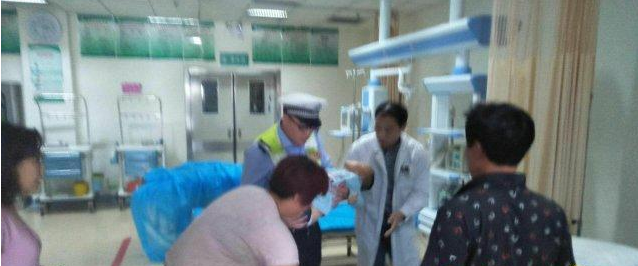 4岁娃从两米多高楼梯不慎摔落 泰安交警开道紧