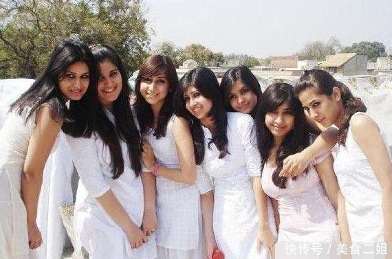 中国边境的俄罗斯美女，街头手拿酒瓶开怀畅饮，主动邀请男士喝酒