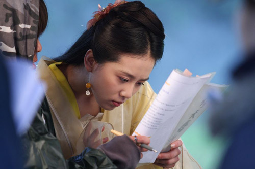 明星为什么拿剧本的时候有笔,明星如果很多字