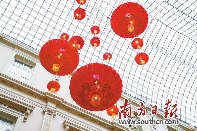 \"中国红\"装点世界