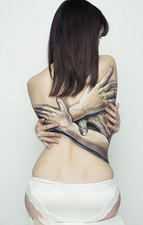 这不是PS:日本女艺术家创作逼真3D人体彩绘