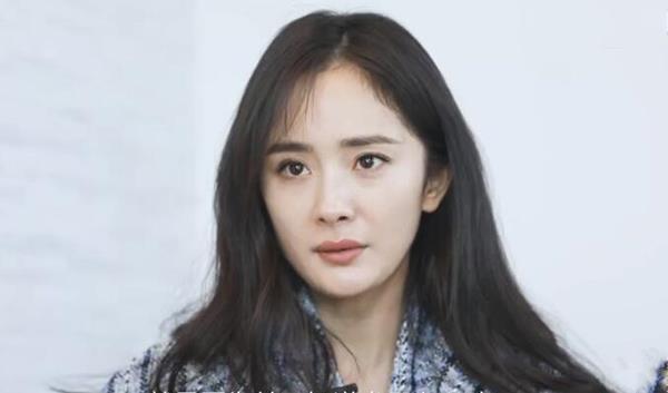 杨幂公司内景曝光明星照片排成一排,迪丽热巴