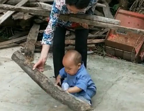 1岁宝宝帮奶奶搬木头,接下来这样的举动,奶奶