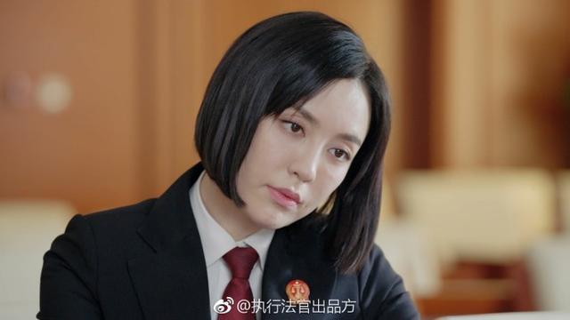 还记得上海滩第一美殷明珠吗？如今她顶着一头油腻假发成了女法官