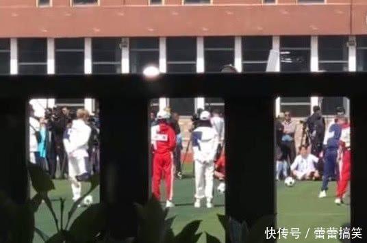 杨幂再度参加跑男,与baby同框,两个人同款造型