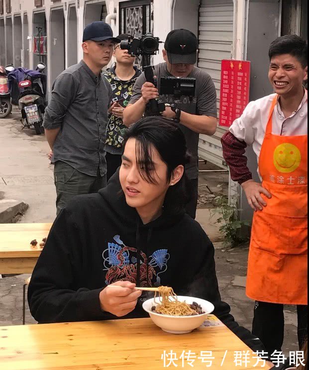 吴亦凡街头吃大碗面被拍,看到碗里的面条时,网