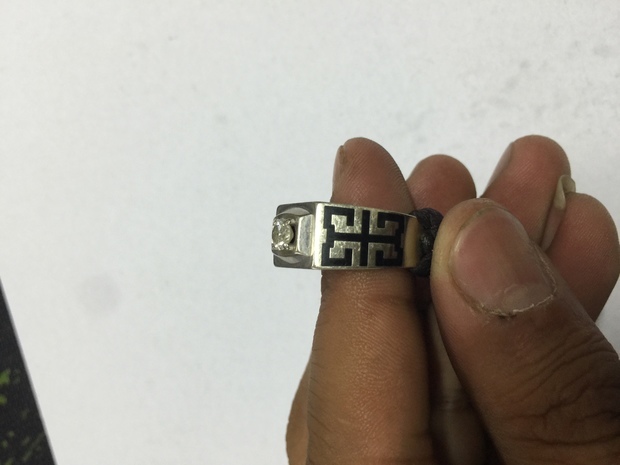 在香港买的，把相关票据弄丢了，这是什么公司生产的钻石戒指啊 _0