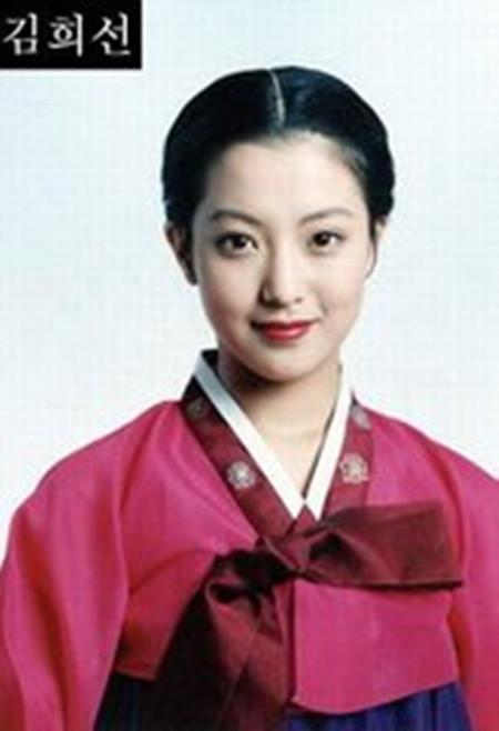 韩国第一美女，她因女儿丑被疑整容，看了她小时候照片