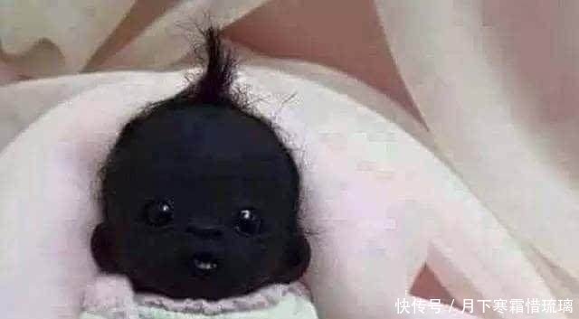 在南非出生了一个小婴儿,全身上下都是黑的,黑