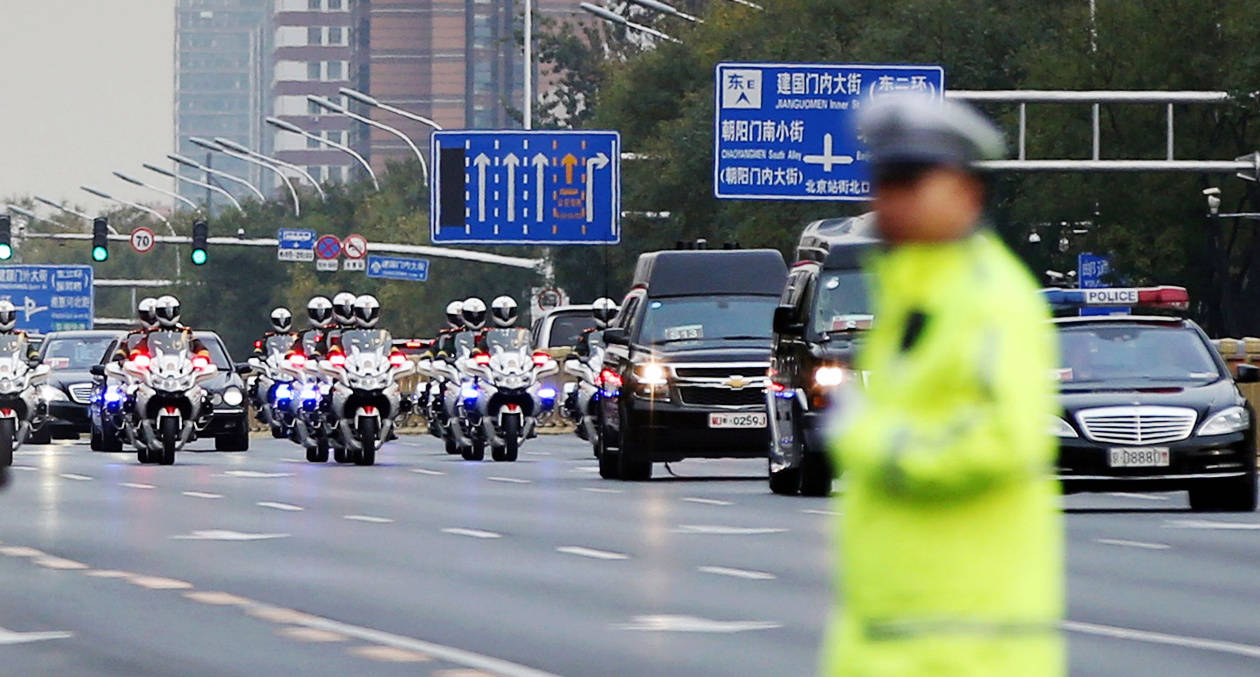 出现在北京长安街的豪华车队,警车开道。细数