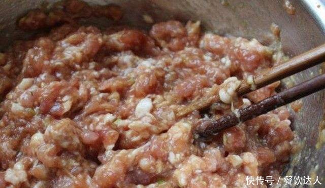 调肉馅时,先加水还是先放油?总有人做错,难怪