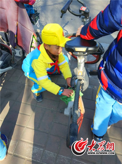 粼湖居小学学生参与绿色出行志愿者活动