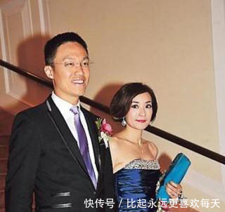 吴佩慈升级成豪门阔太,朋友圈也跟着升级,脱离