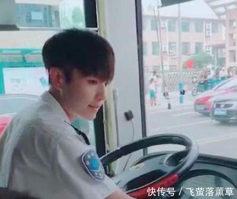 抖音公交司机炎亚纶,看到他正脸后心碎了,网