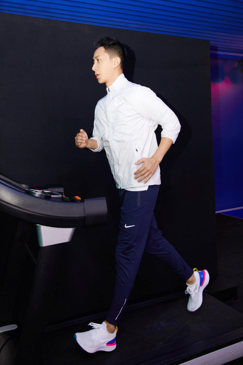 韩庚换个外套,看起来就像高中生,不就是谈个恋