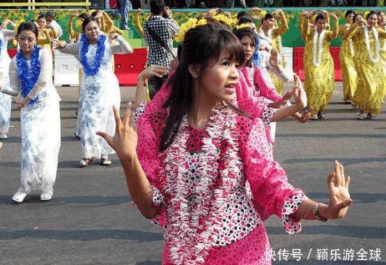 缅甸少女游中国，穿着朴素全程拍照，拿着钱却不敢在中国消费