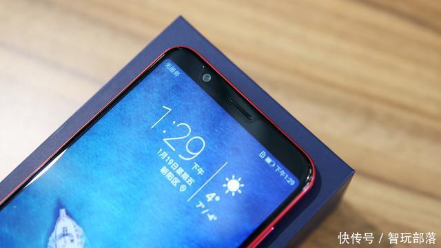 荣耀V10魅丽红版图赏:微米级金属雕刻工艺,泛