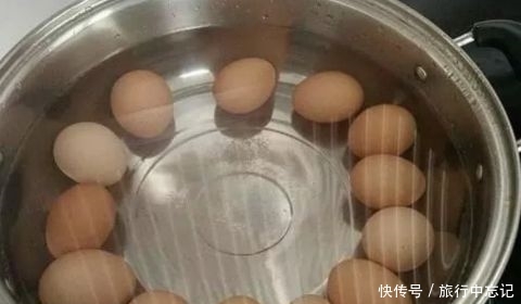 煮睾丸的视频技巧鸡蛋又嫩又滑穿刺还好三个剥皮v睾丸步聚鸡蛋图片