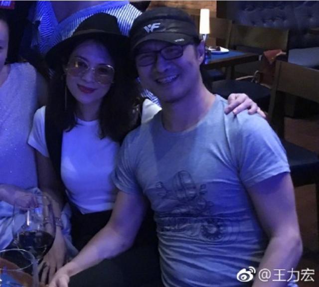 感情真好!参加王力宏生日会,章子怡全程手都舍