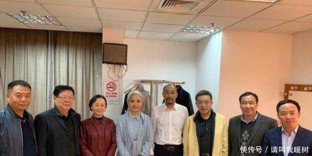 58岁吕丽萍上海演出,已是满头白发,丈夫孙海英随行 fg游乐电子美人捕鱼