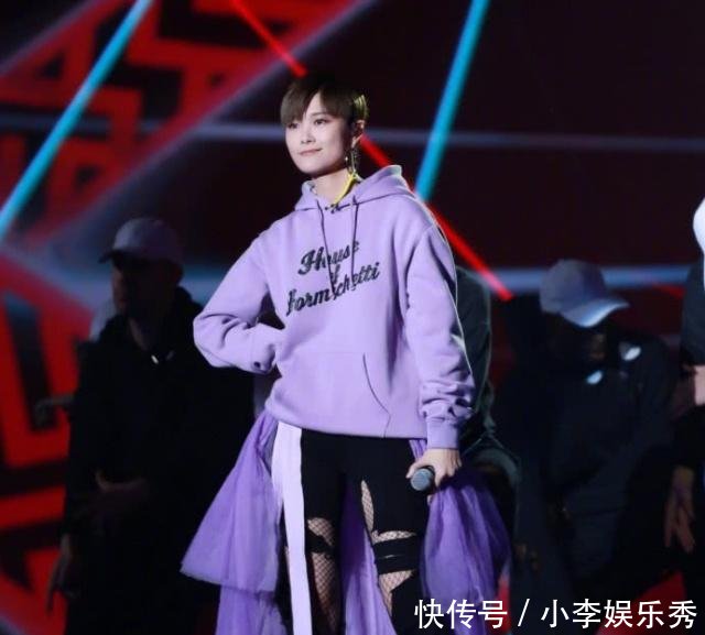 别人把礼服穿在身上,李宇春却把礼服藏在卫衣