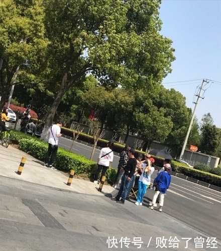 戚薇苏州拍戏李承铉带女儿探班,父女俩现身马