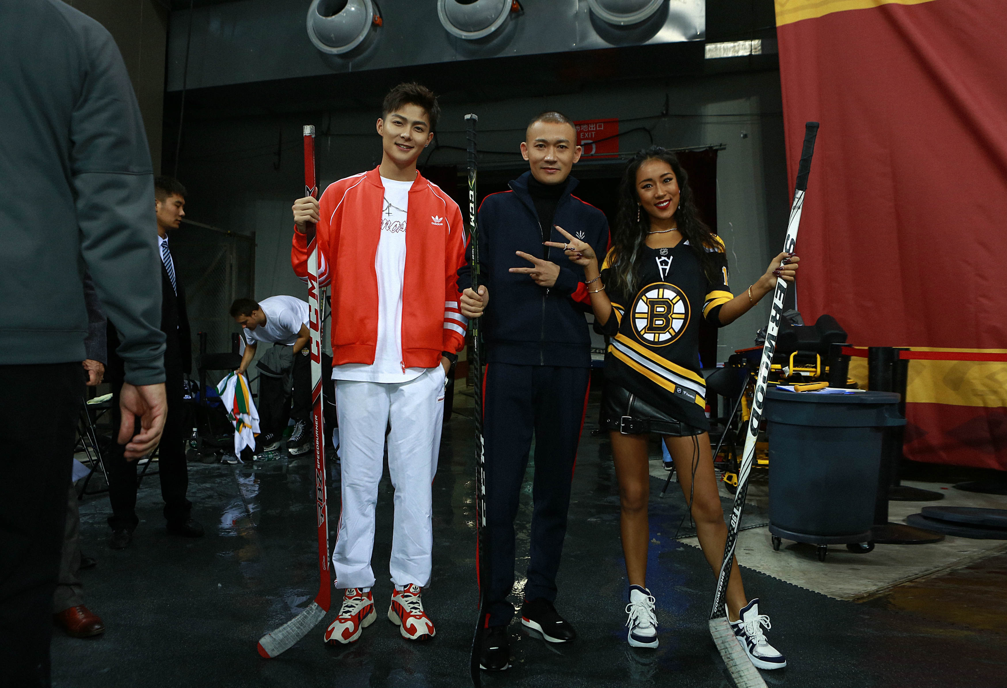 吉克隽逸领唱NHL中国赛北京站  与聂远张铭恩同场竞技