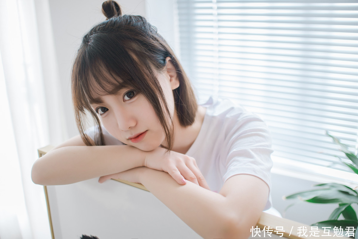 零零后丸子头可爱美少女