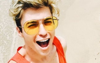 大家都知道抖音带火了费启鸣,却不知道带火抖