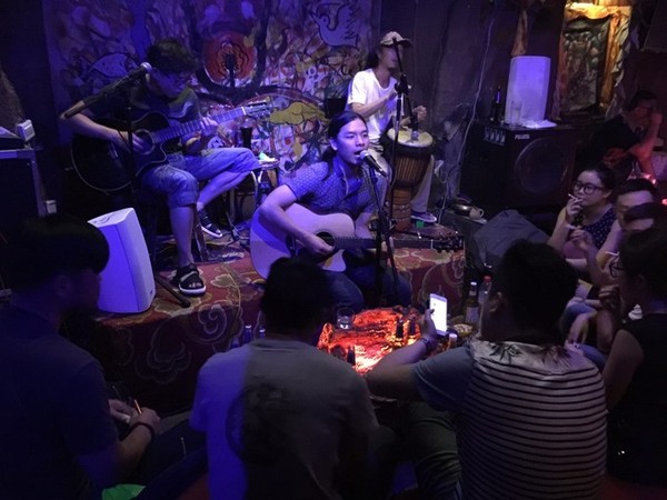 丽江只需要一个黄昏,看海棠花如何从身边飘落