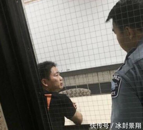 刘强东2张被捕时照片曝光, 穿黑色T恤, 手上有