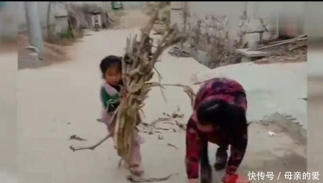 妈妈满足残疾的爷爷