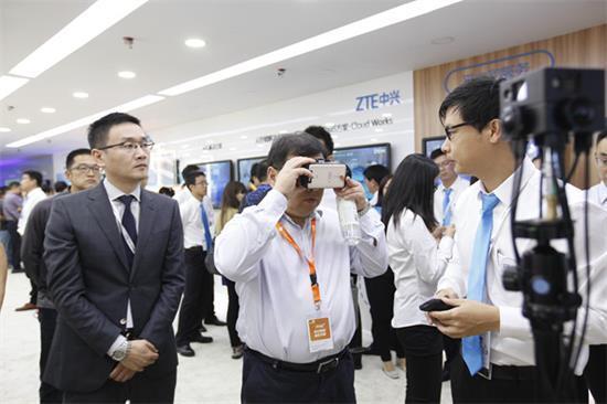 OMG老队员聚首真人秀“超级主播”奖励保时捷