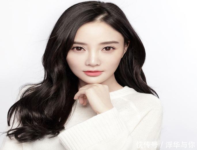 李小璐穿超短裙跳舞,身旁的何老师十分的暖心