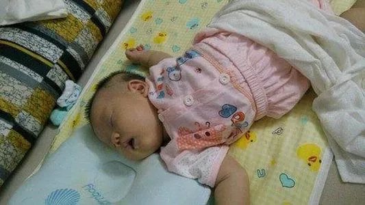 为什么宝宝喜欢歪脖子睡觉?这种现象是正常的
