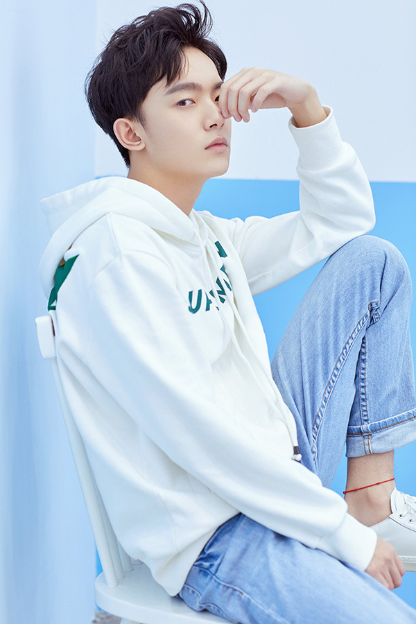 李明德最新写真曝光 气质干净少年感十足