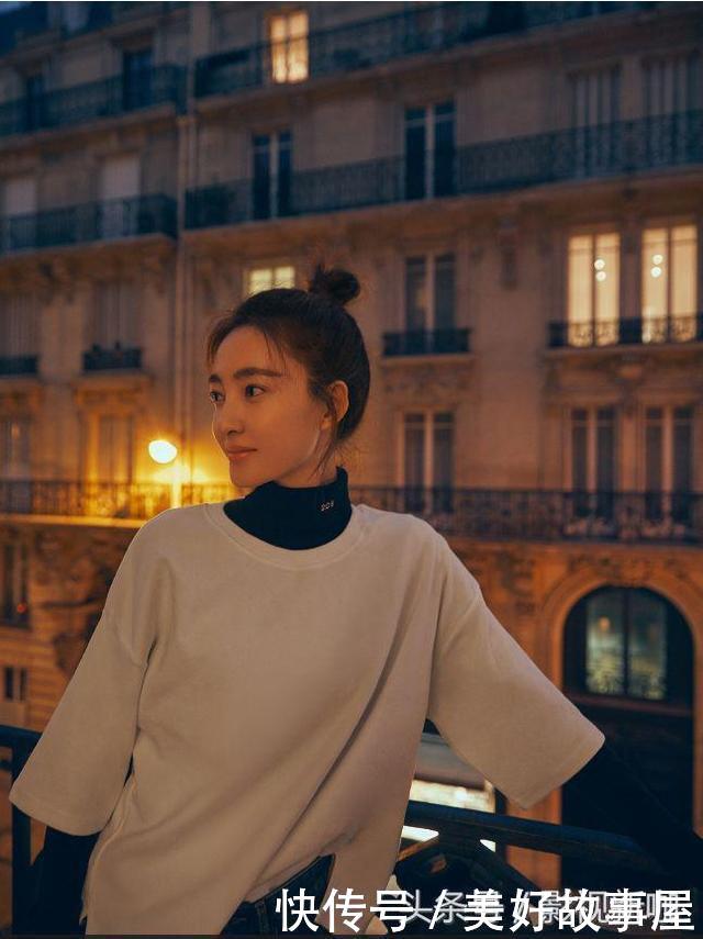 33岁王丽坤梳上丸子头,穿牛仔裤配小白鞋,网友