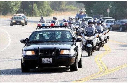 张馨予与军人结婚轰动娱乐圈,而他有32辆警车