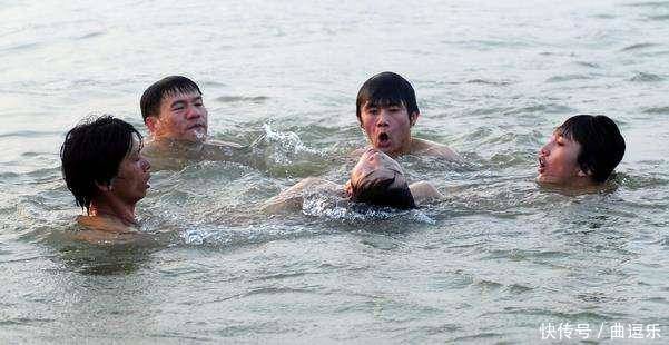 妈妈和媳妇同时掉入河中，男子的行为惹怒众人！