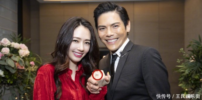 求婚成功后,向佐朋友圈晒与郭碧婷恩爱合影,两