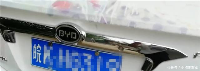 安徽一女子用被子盖住比亚迪F3,结果被子褪色