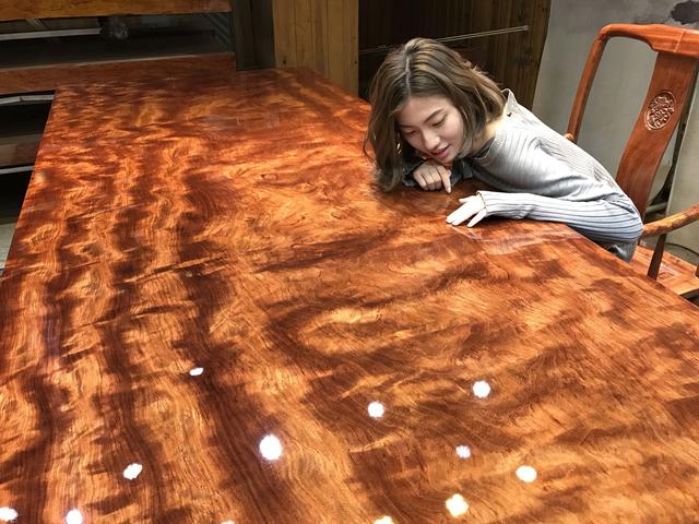 975斤大板是什么概念?北京富豪家门停吊车,百