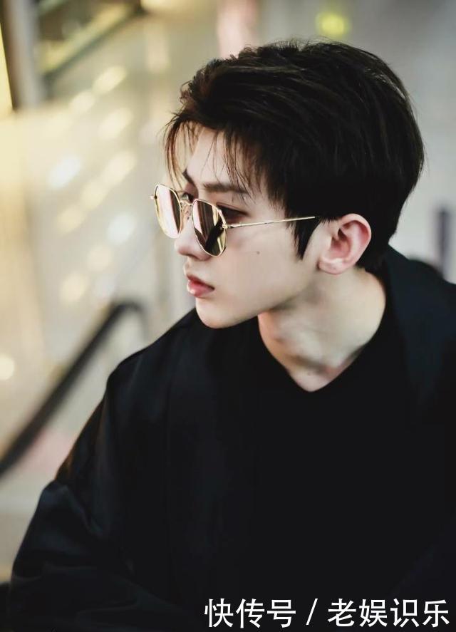 蔡徐坤飞芬兰,一袭黑衣太撩人,粉丝:又要开始异