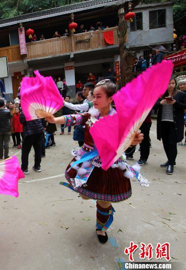 广西苗寨芦笙踩堂引游客围观