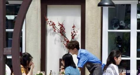 网友偶遇赵薇舒淇录节目,无修图路透照流出,两