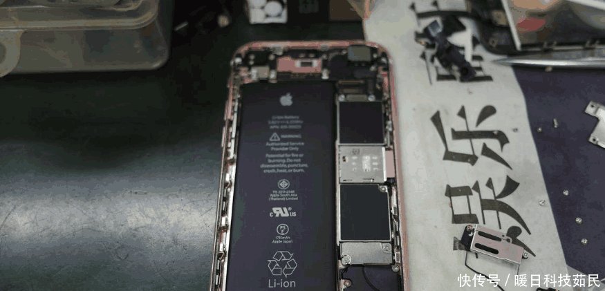 华强北手机维修小哥 组装出一部苹果X很容易,