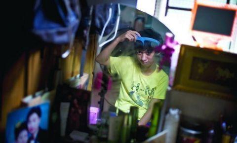 23岁双性人被全村的人都当作“怪物”, 上厕所好尴尬