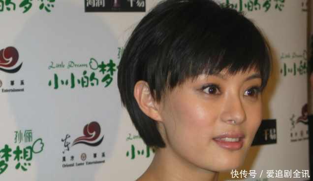 网曝:孙俪回看早年给赵薇伴舞,捂嘴边看边笑,笑