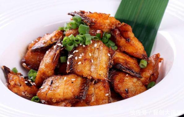 油炸带鱼变了个做法 做成麻辣味 这一改不要紧